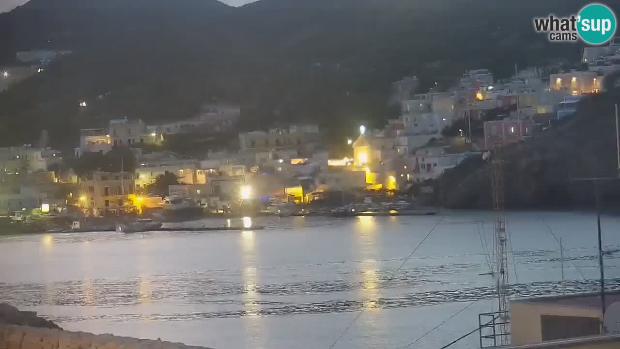 Otok Ponza spletna kamera Pogled na pristanišče