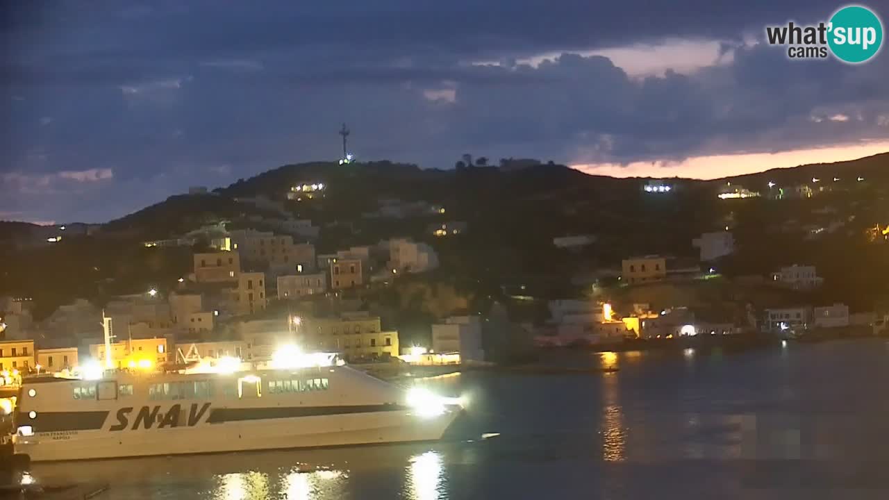 Otok Ponza spletna kamera Pogled na pristanišče