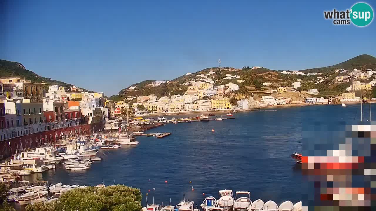 Otok Ponza spletna kamera Pogled na pristanišče