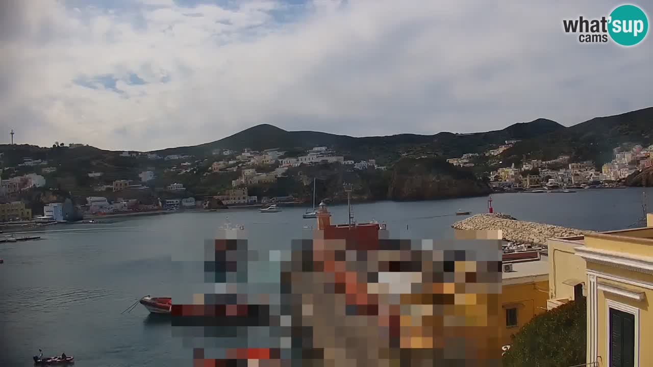 Otok Ponza spletna kamera Pogled na pristanišče