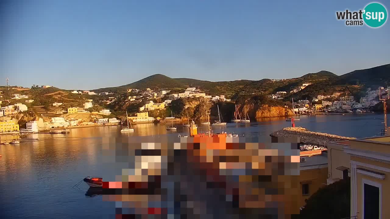Otok Ponza spletna kamera Pogled na pristanišče