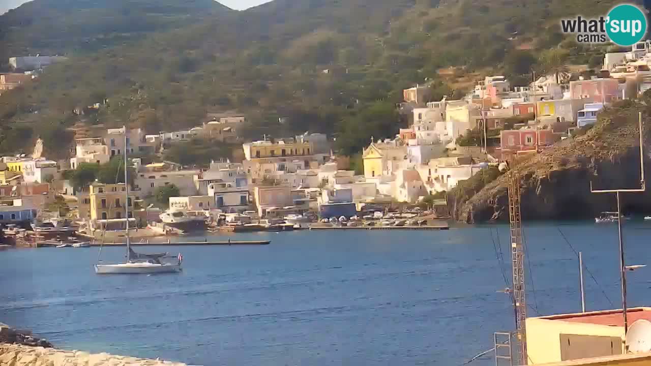 Otok Ponza spletna kamera Pogled na pristanišče