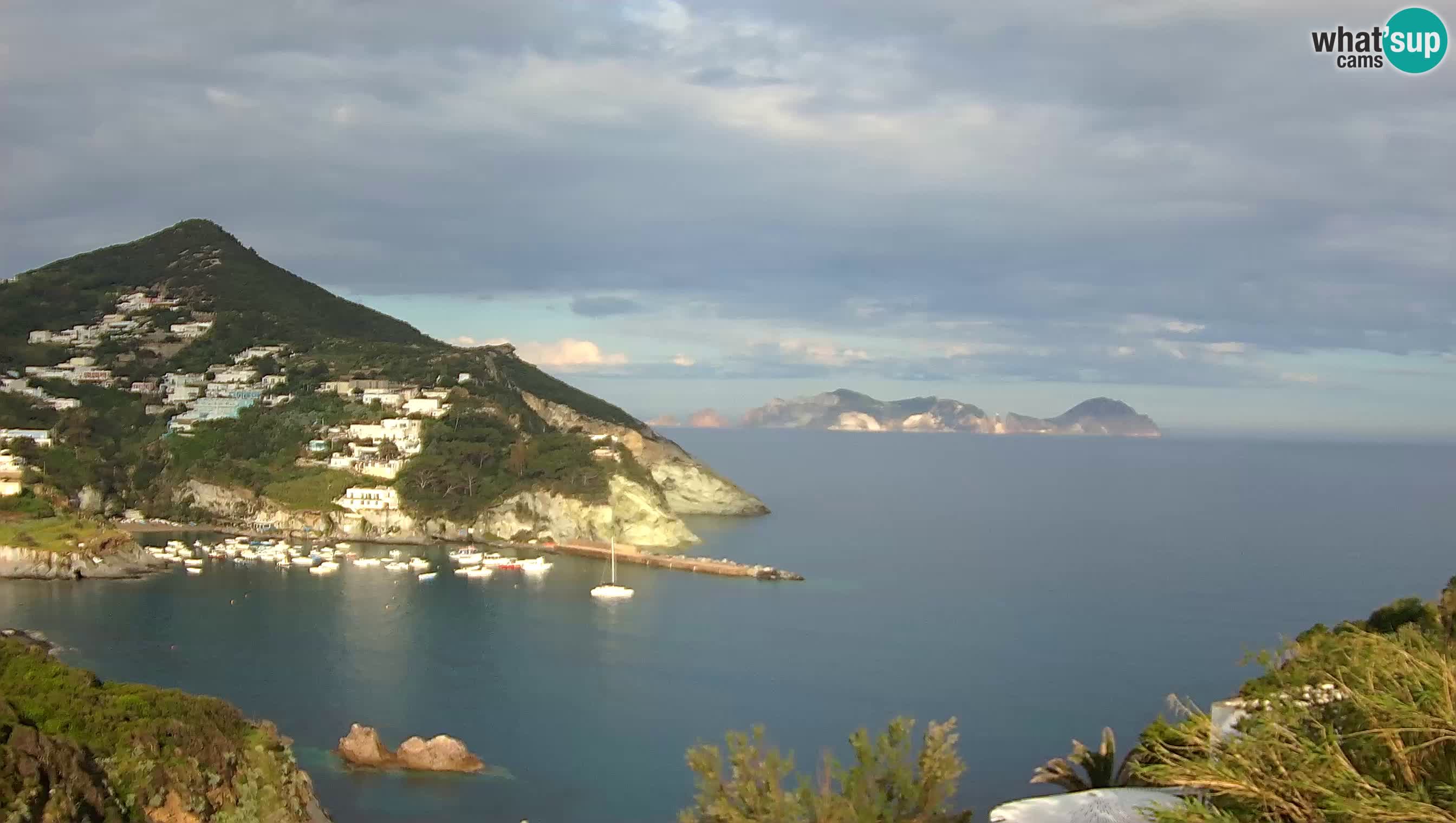 Webcam en direct Ponza – Cala Feola – Coucher de soleil sur l’île de Palmarola
