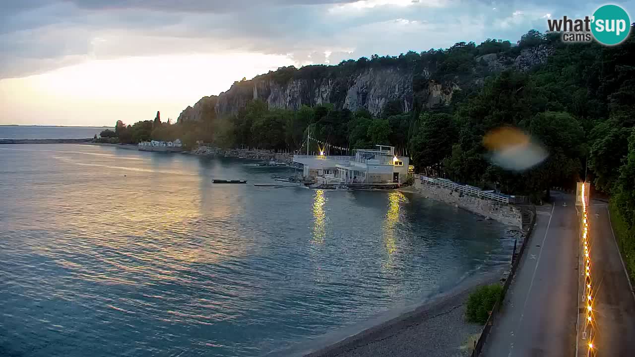 Spletna kamera Sesljanski zaliv – Pogled v živo na marino in zaliv