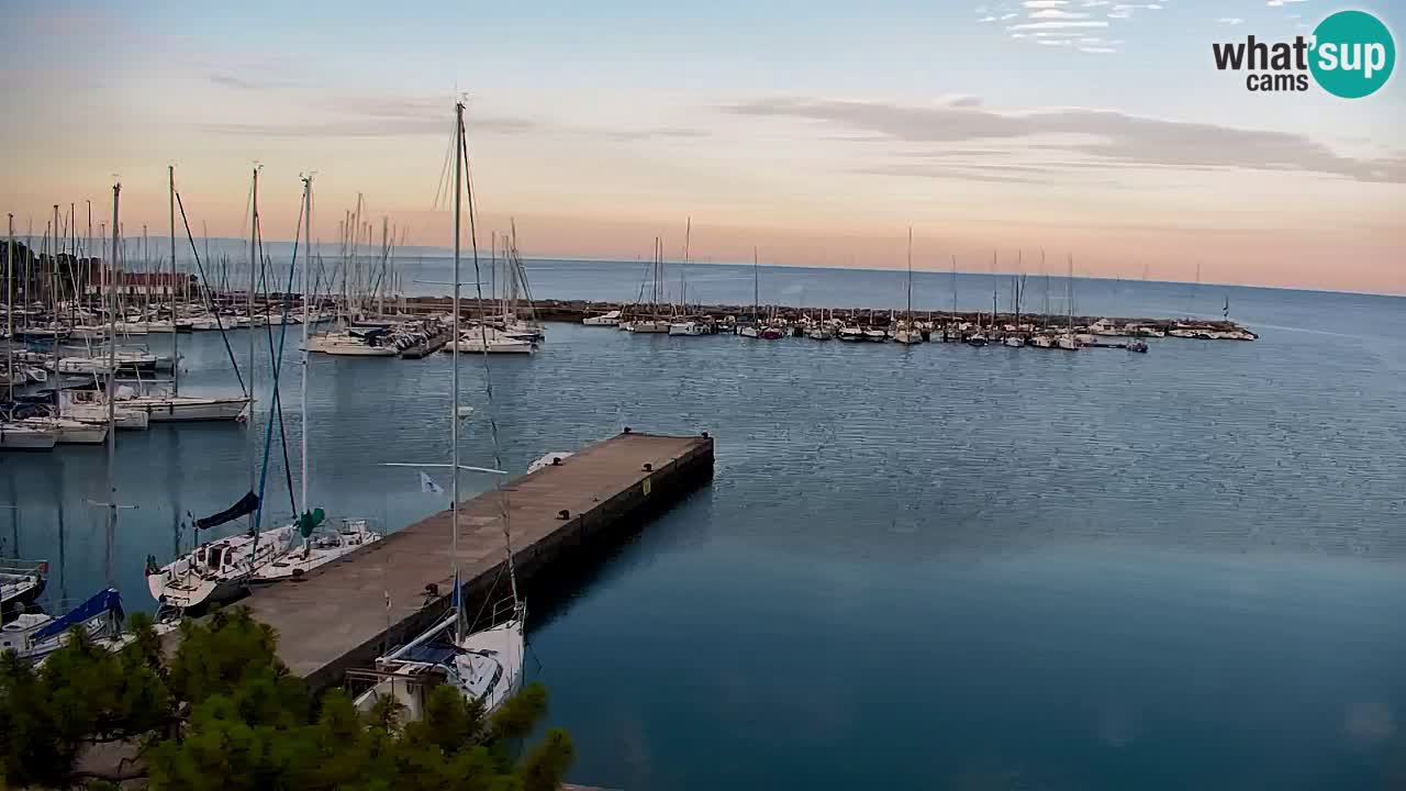 Spletna kamera Sesljanski zaliv – Pogled v živo na marino in zaliv