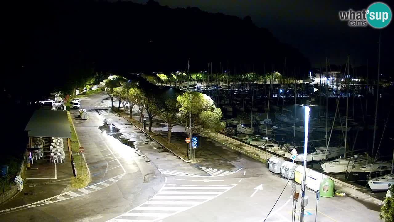 Spletna kamera Sesljanski zaliv – Pogled v živo na marino in zaliv
