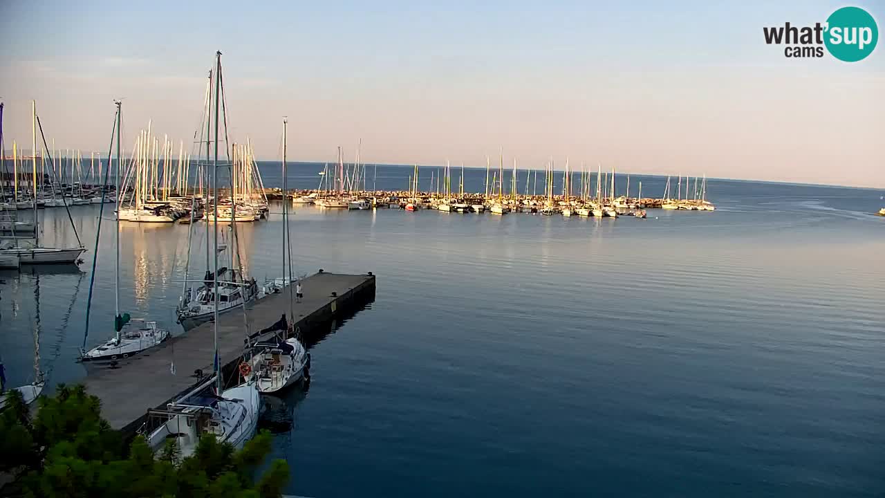 Spletna kamera Sesljanski zaliv – Pogled v živo na marino in zaliv