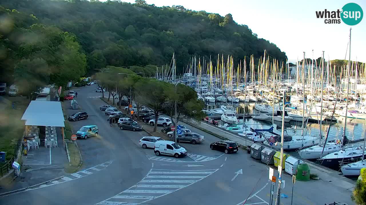 Web kamera Sistiana Uvala – Pogled uživo na marinu i zaljev