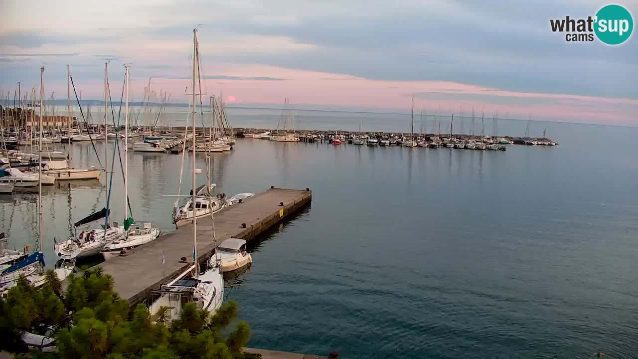 Web kamera Sistiana Uvala – Pogled uživo na marinu i zaljev