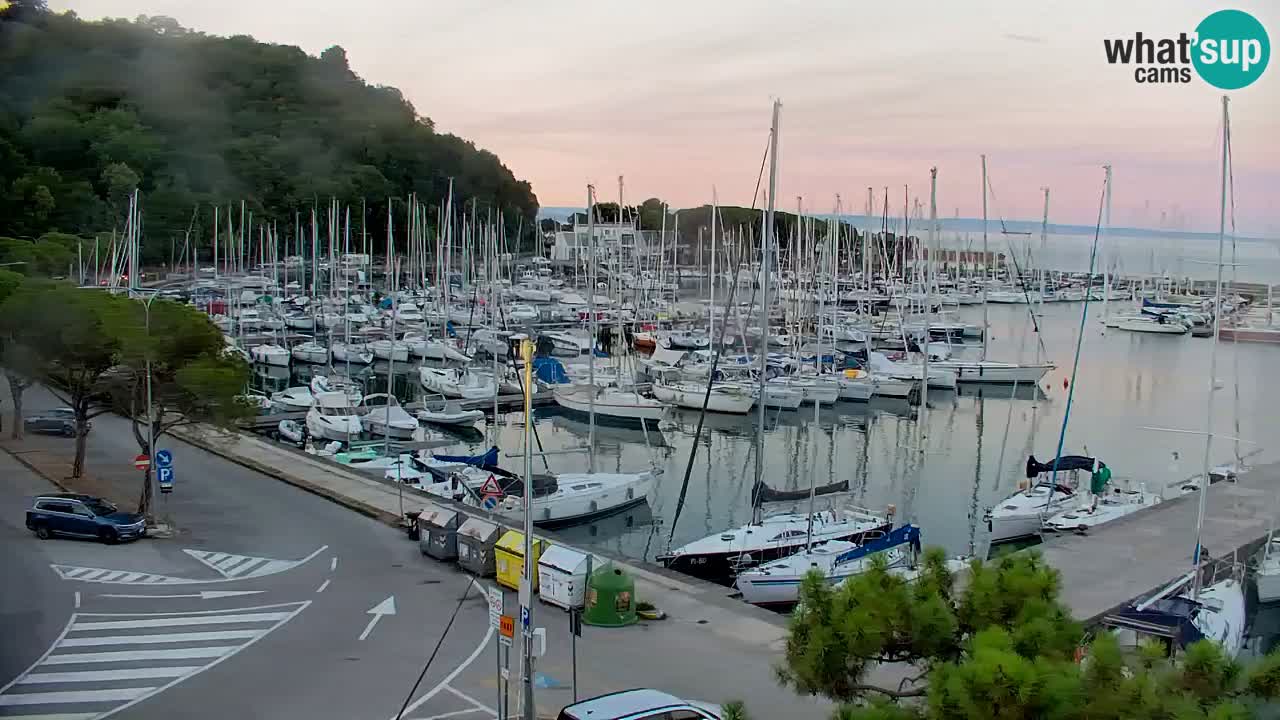 Web kamera Sistiana Uvala – Pogled uživo na marinu i zaljev