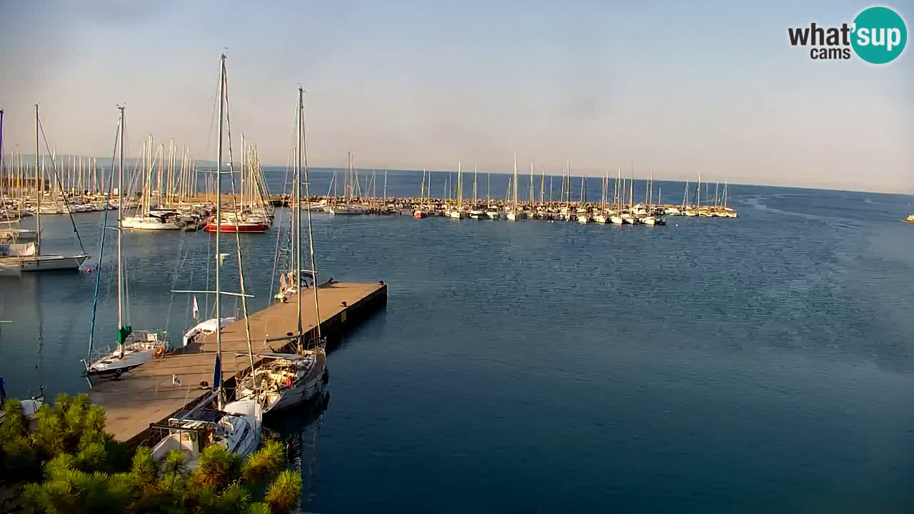 Spletna kamera Sesljanski zaliv – Pogled v živo na marino in zaliv