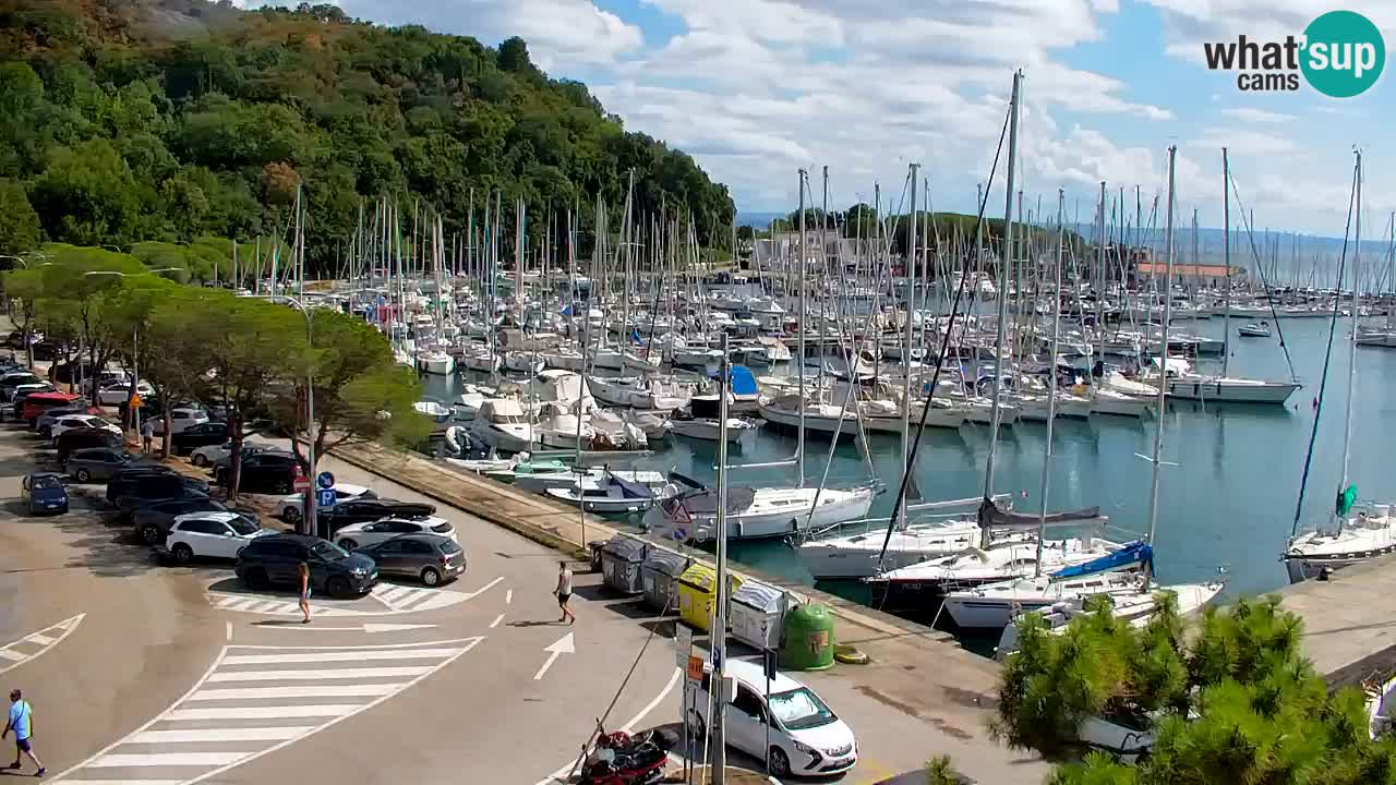 Web kamera Sistiana Uvala – Pogled uživo na marinu i zaljev