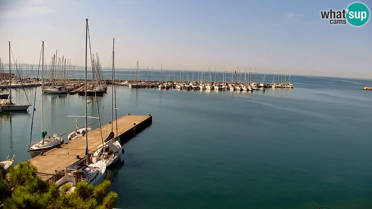 Spletna kamera Sesljanski zaliv – Pogled v živo na marino in zaliv