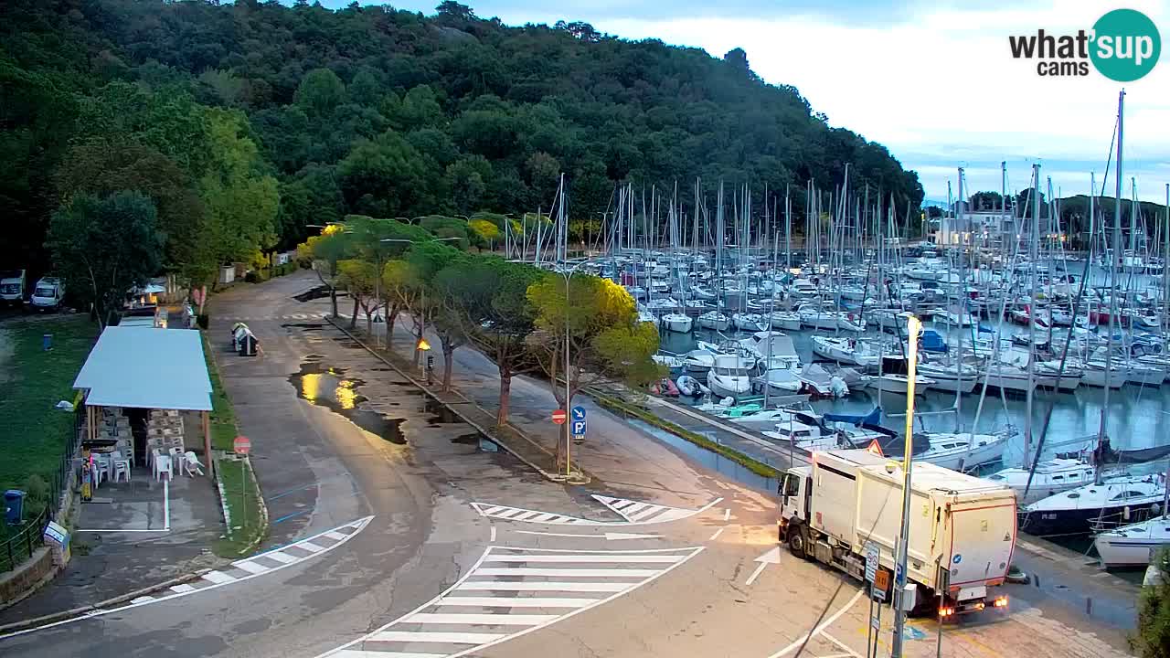 Web kamera Sistiana Uvala – Pogled uživo na marinu i zaljev