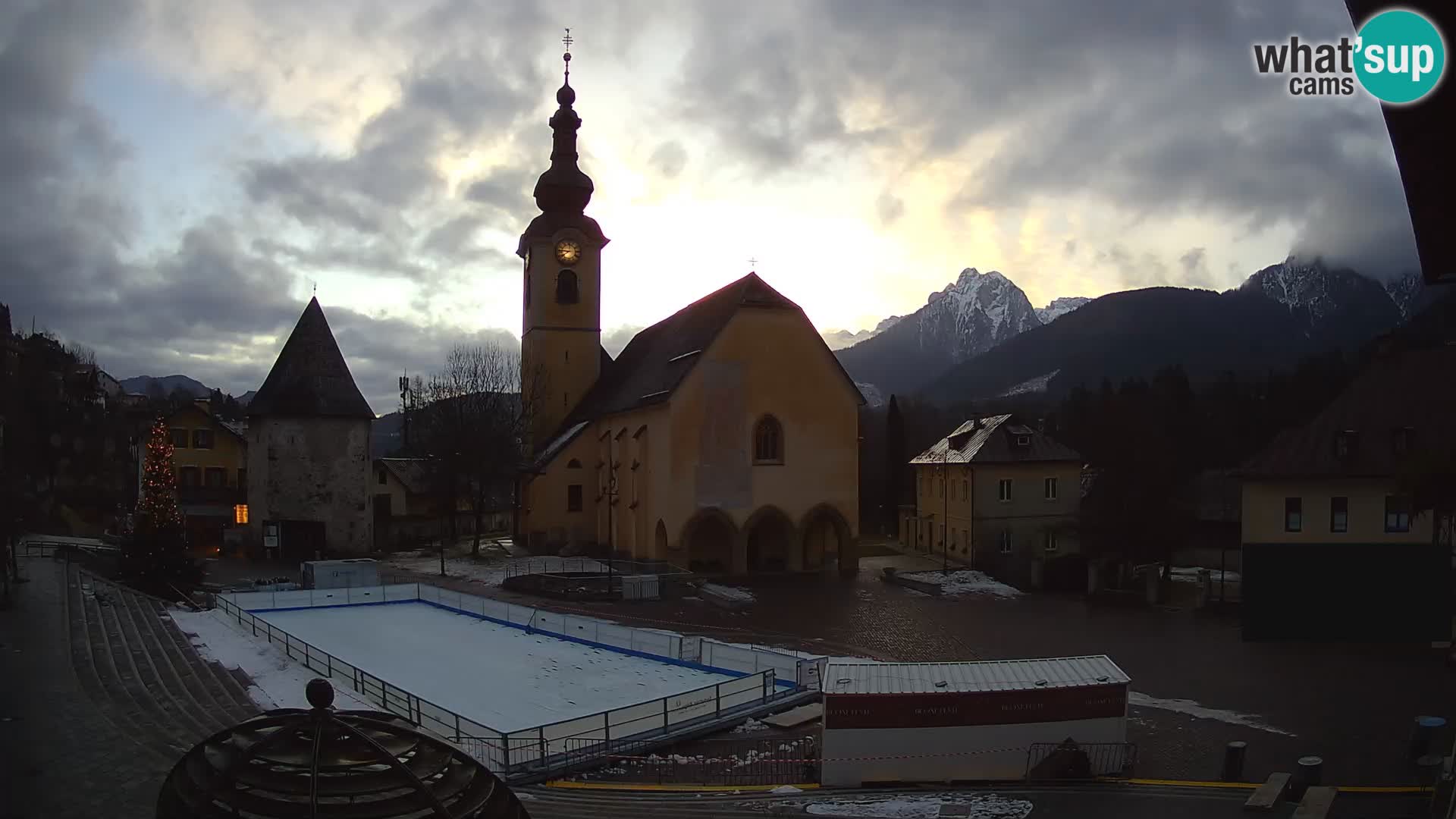 Tarvis – Platz Unità / Kirche SS.Pietro und Paolo Apostoli