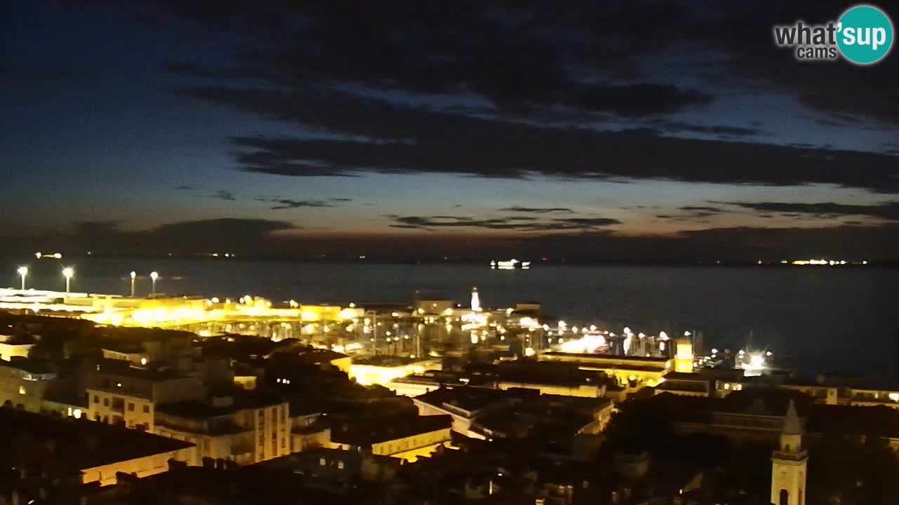 Web kamera Trst uživo – Panorama grada, zaljeva, pomorske postaje i dvorca Miramare