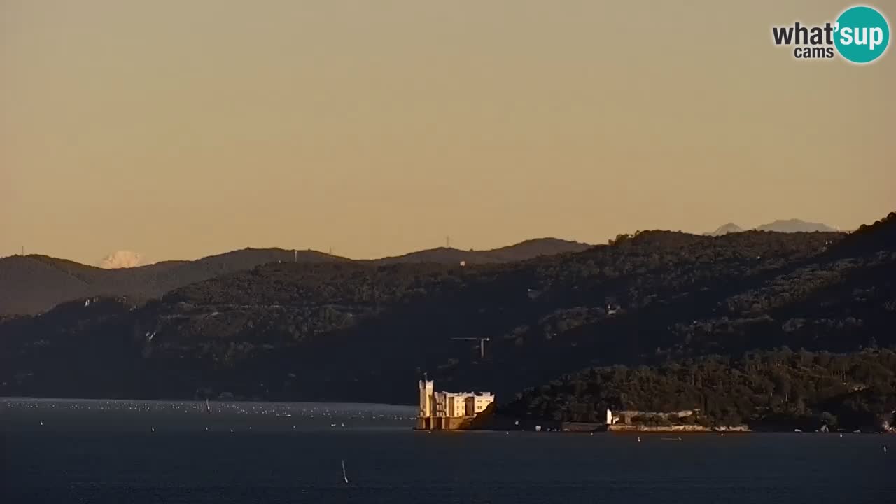 Webcam en direct Trieste, ville, golfe, port et château de Miramare