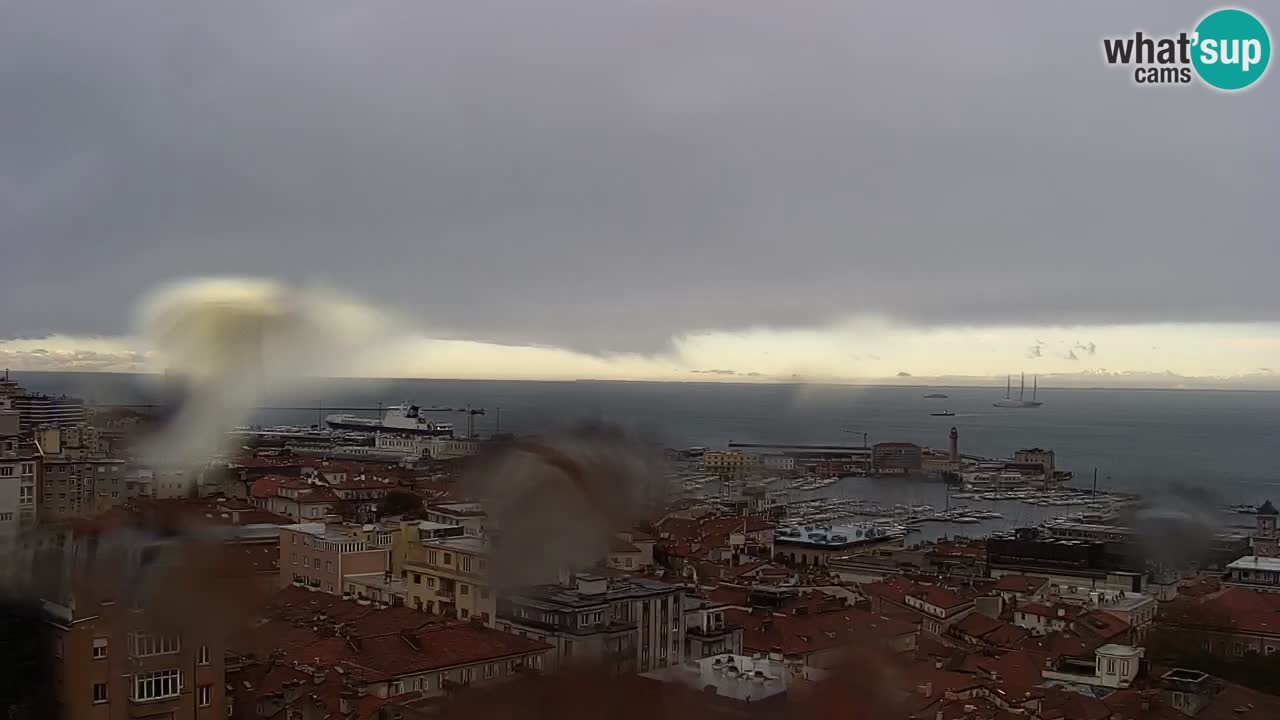 Spletna kamera v živo Trst – Panorama mesta, zaliva, pomorske postaje in gradu Miramar