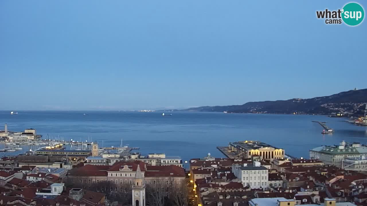 Spletna kamera v živo Trst – Panorama mesta, zaliva, pomorske postaje in gradu Miramar