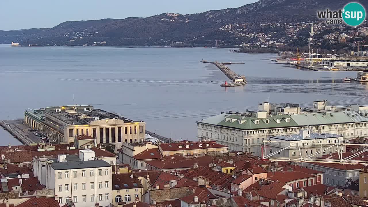 Webcam en direct Trieste, ville, golfe, port et château de Miramare