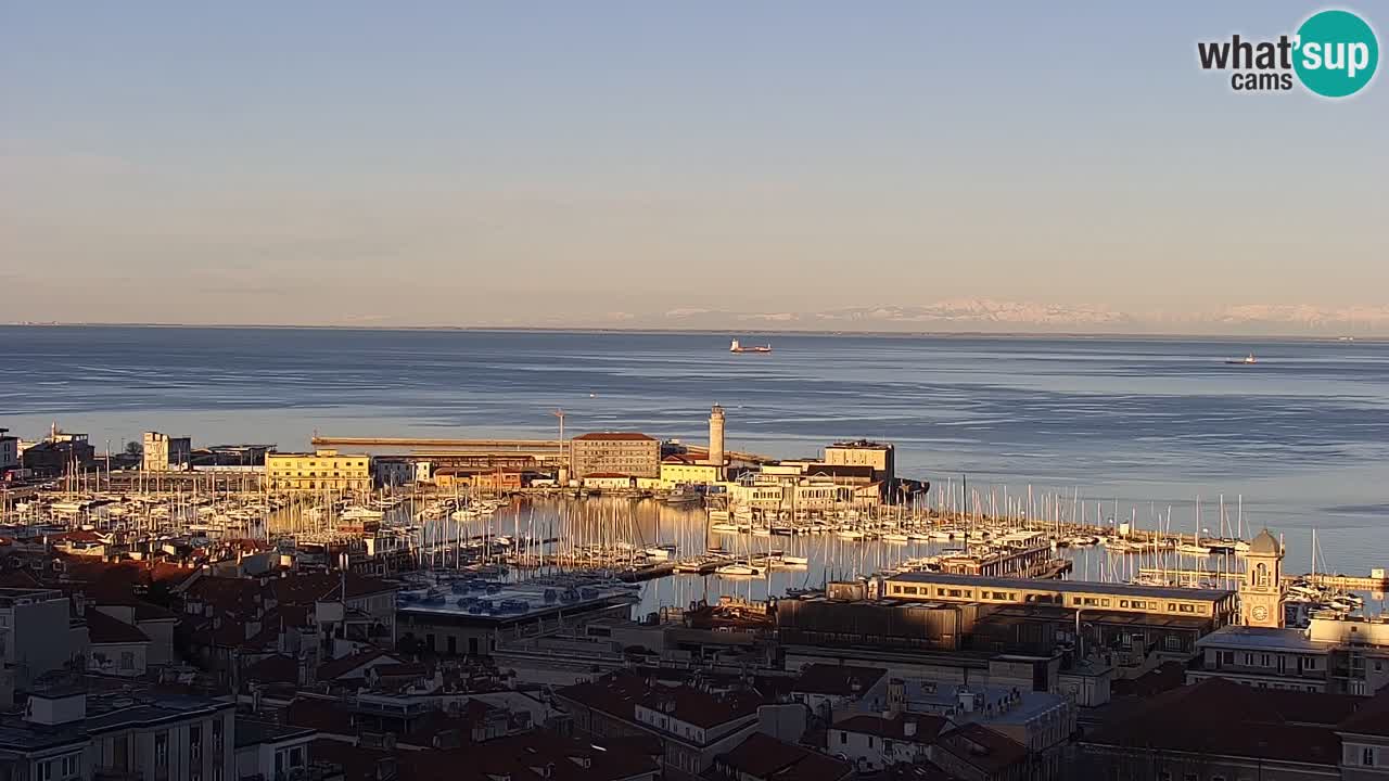 Webcam en direct Trieste, ville, golfe, port et château de Miramare