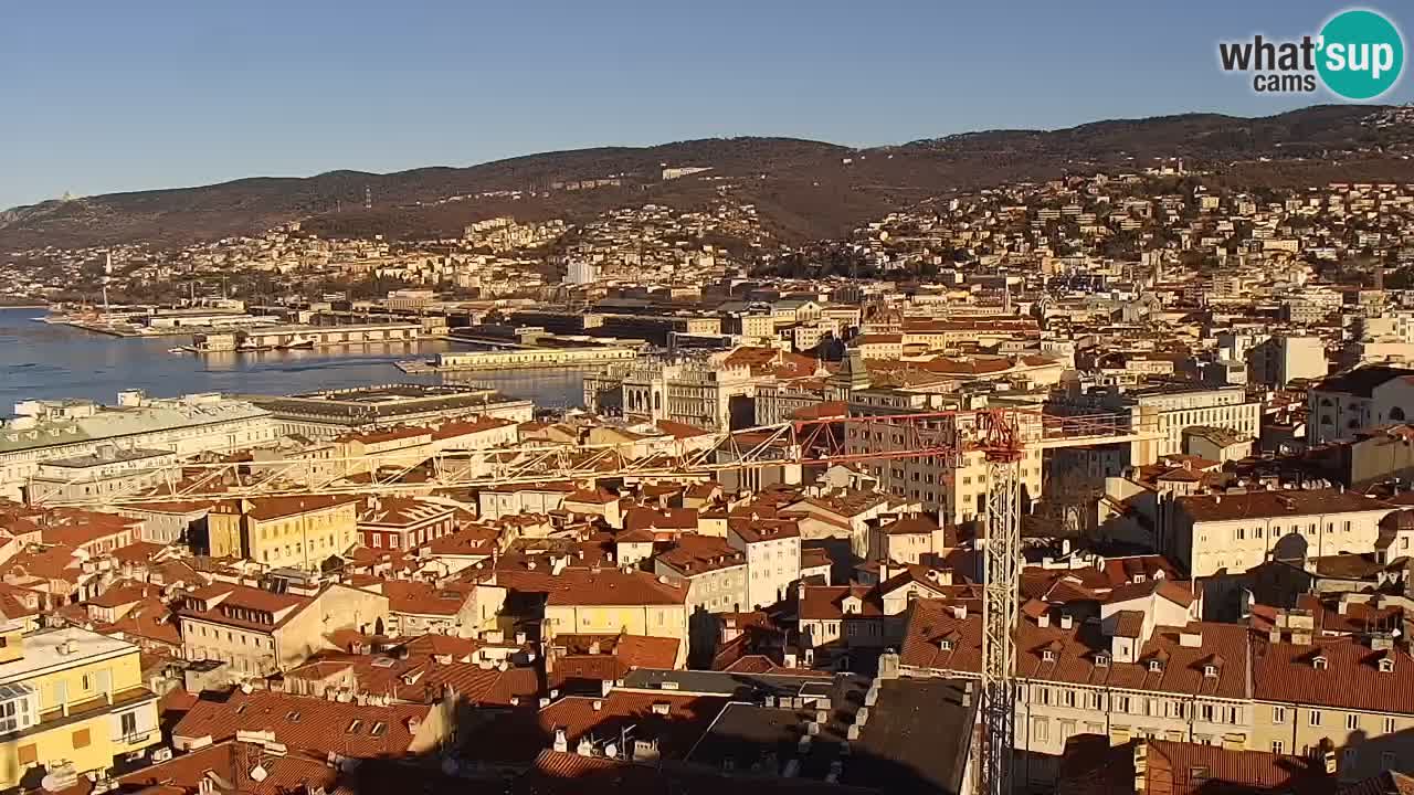 Spletna kamera v živo Trst – Panorama mesta, zaliva, pomorske postaje in gradu Miramar