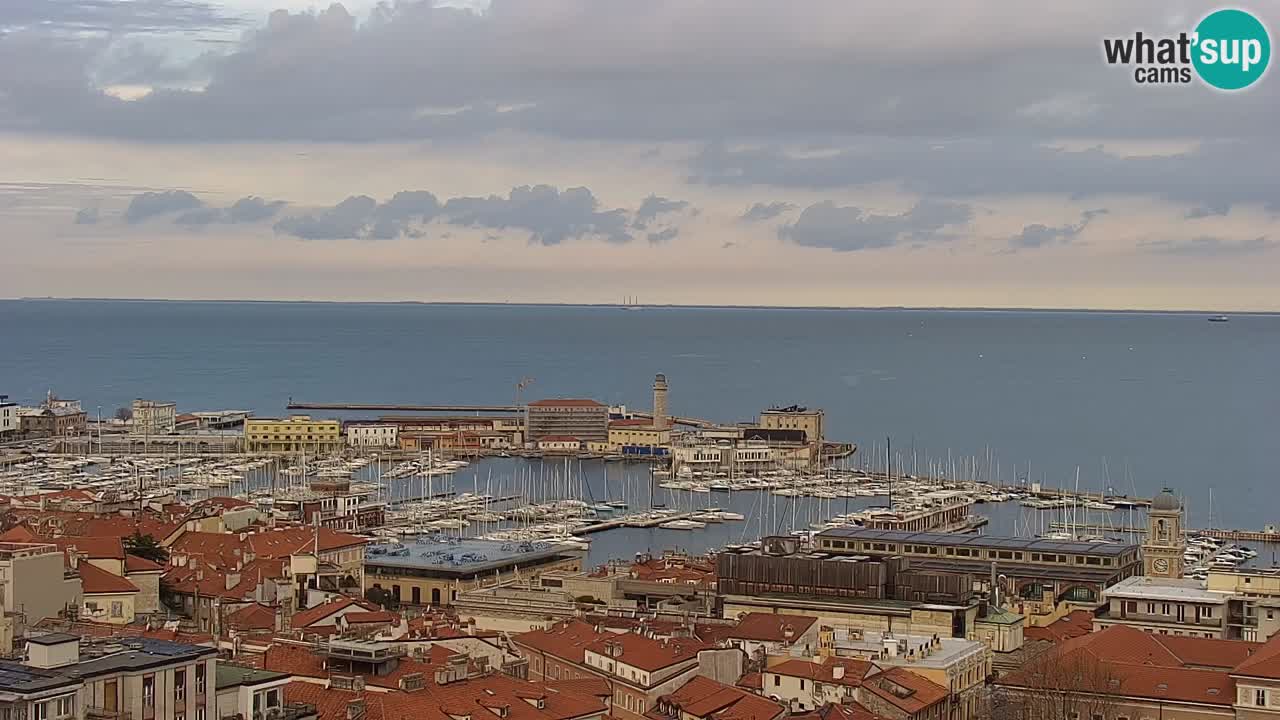 Live webcam Trieste – Panorama della città, del Golfo, stazione marittima e del castello di Miramare