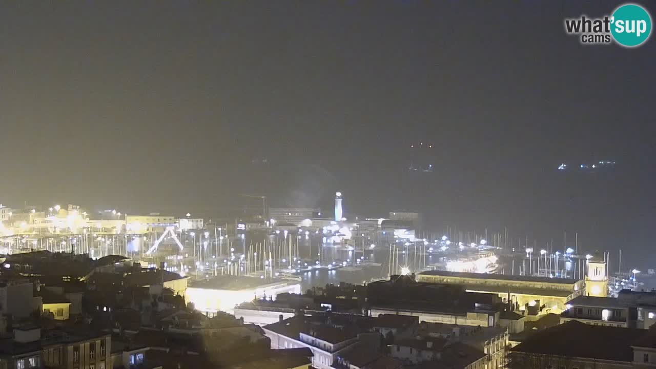 Webcam en direct Trieste, ville, golfe, port et château de Miramare