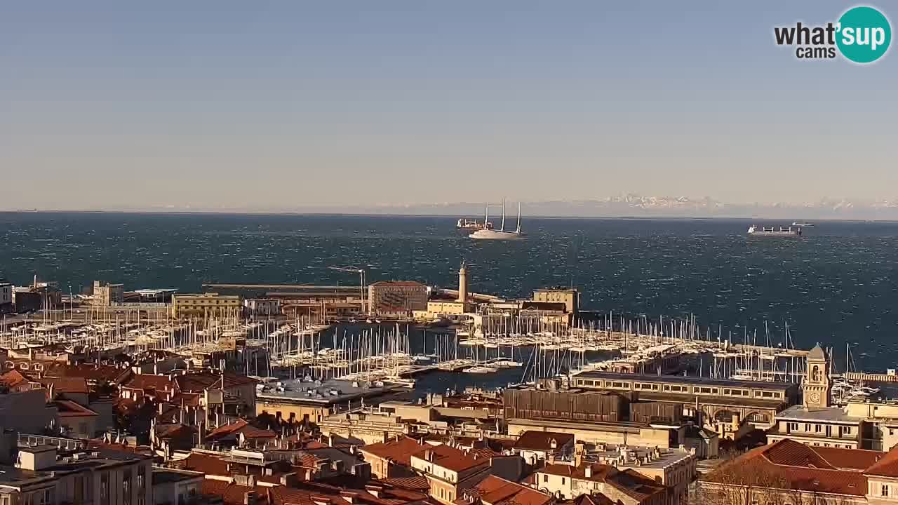 Webcam en direct Trieste, ville, golfe, port et château de Miramare