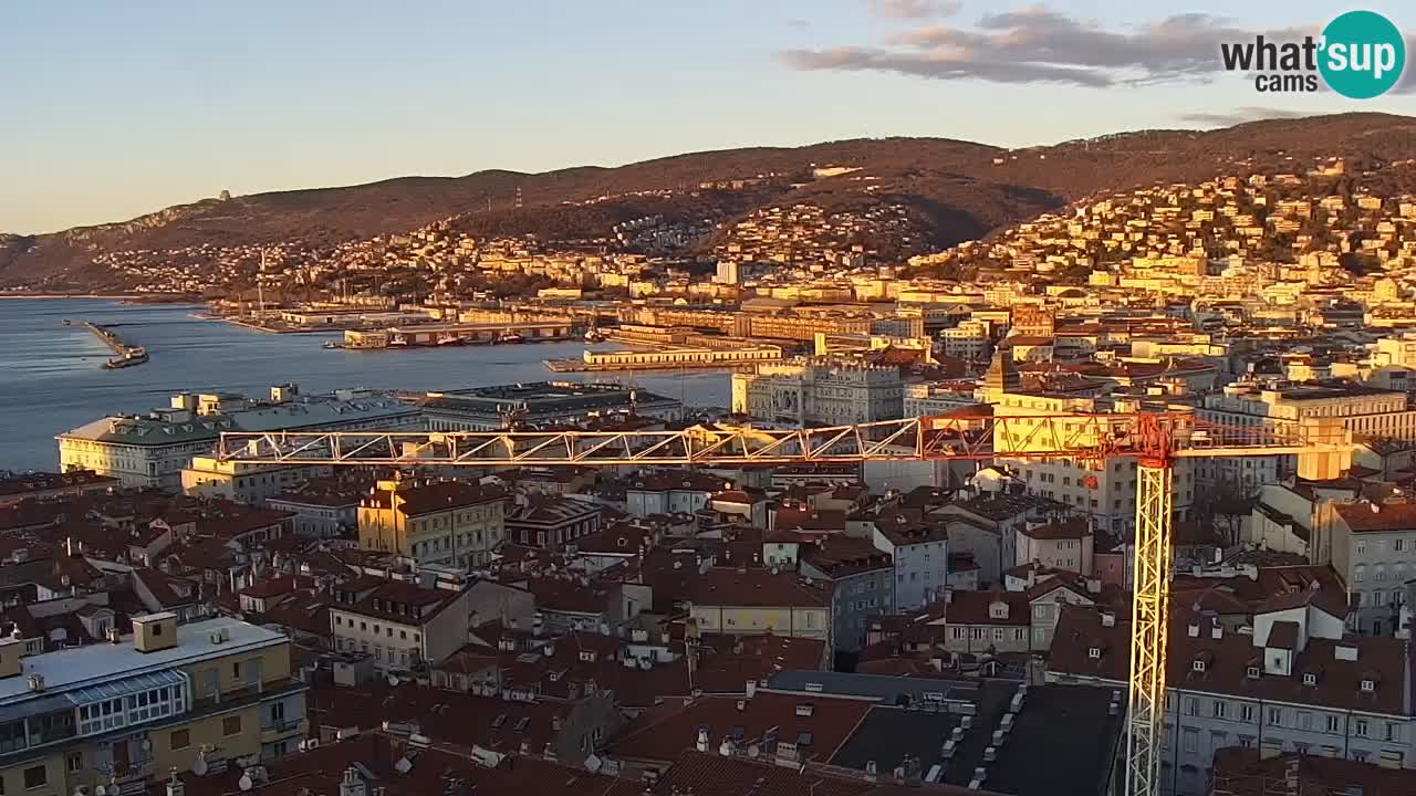 Spletna kamera v živo Trst – Panorama mesta, zaliva, pomorske postaje in gradu Miramar