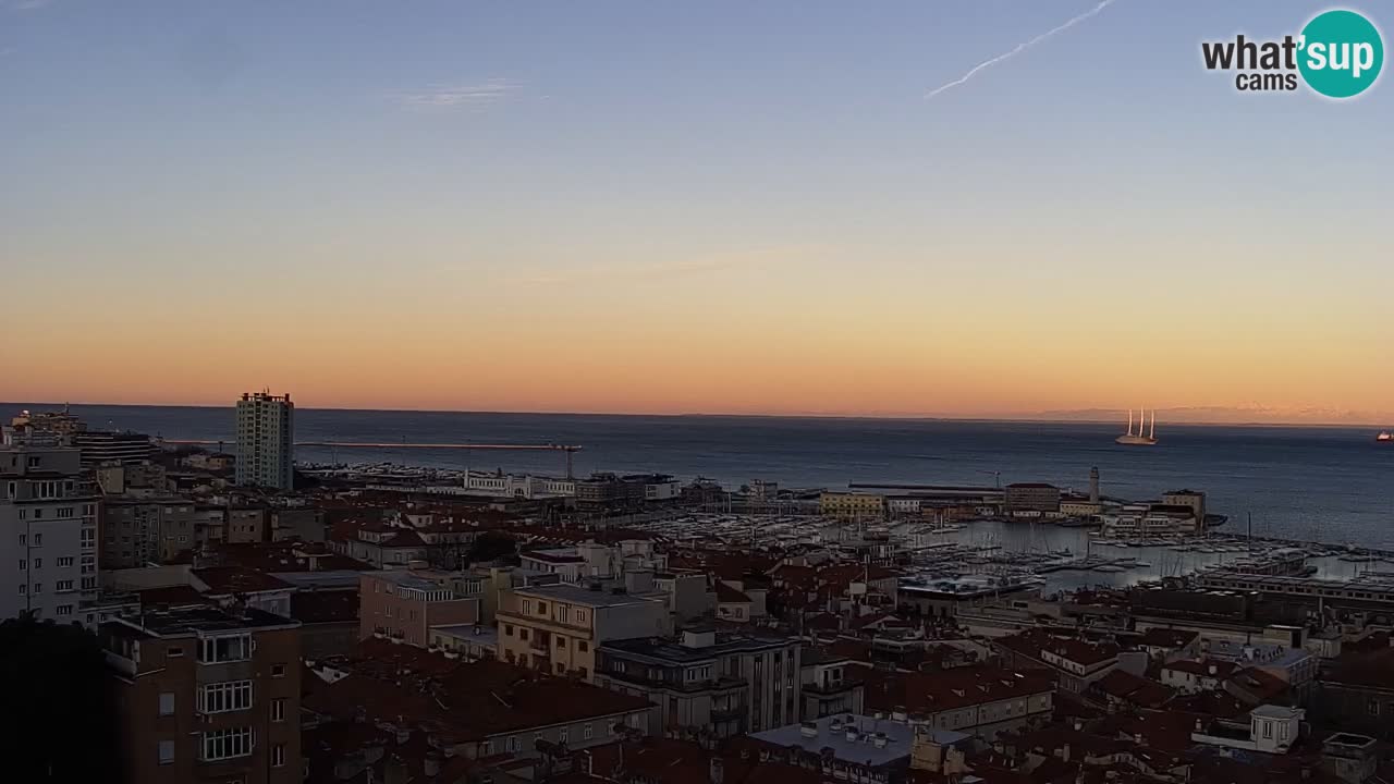 Webcam en direct Trieste, ville, golfe, port et château de Miramare