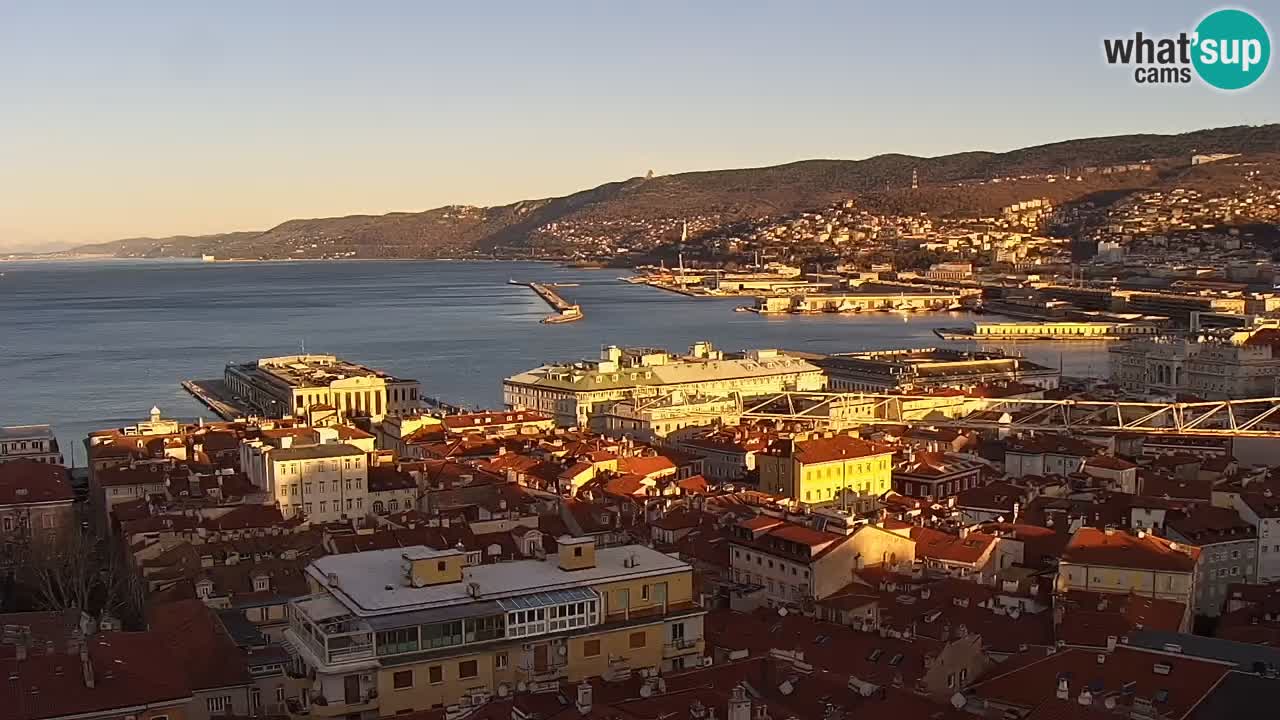 Webcam en direct Trieste, ville, golfe, port et château de Miramare