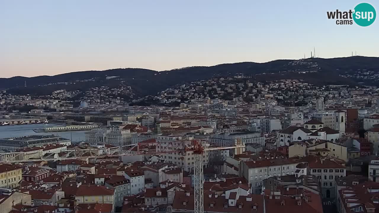 Spletna kamera v živo Trst – Panorama mesta, zaliva, pomorske postaje in gradu Miramar