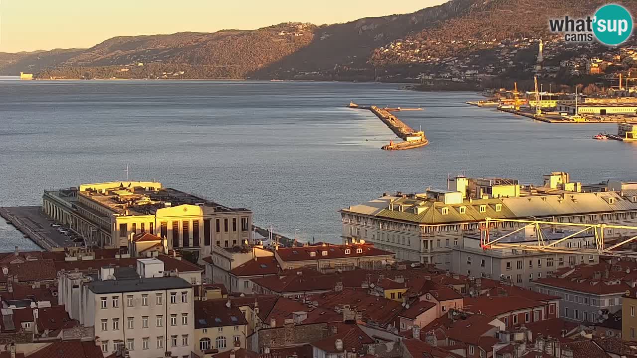 Spletna kamera v živo Trst – Panorama mesta, zaliva, pomorske postaje in gradu Miramar