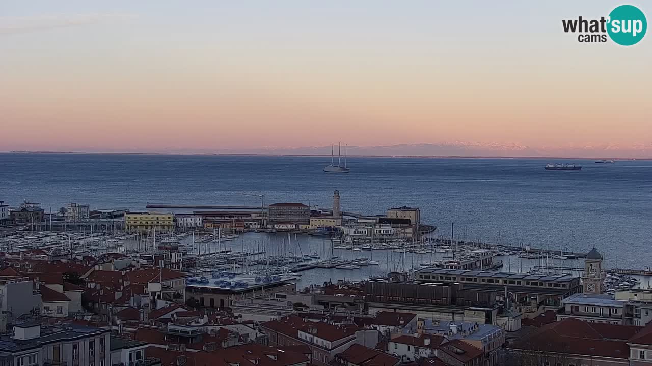 Webcam en direct Trieste, ville, golfe, port et château de Miramare