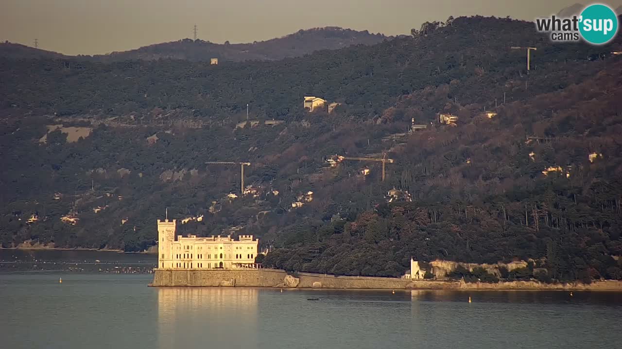 Webcam en direct Trieste, ville, golfe, port et château de Miramare