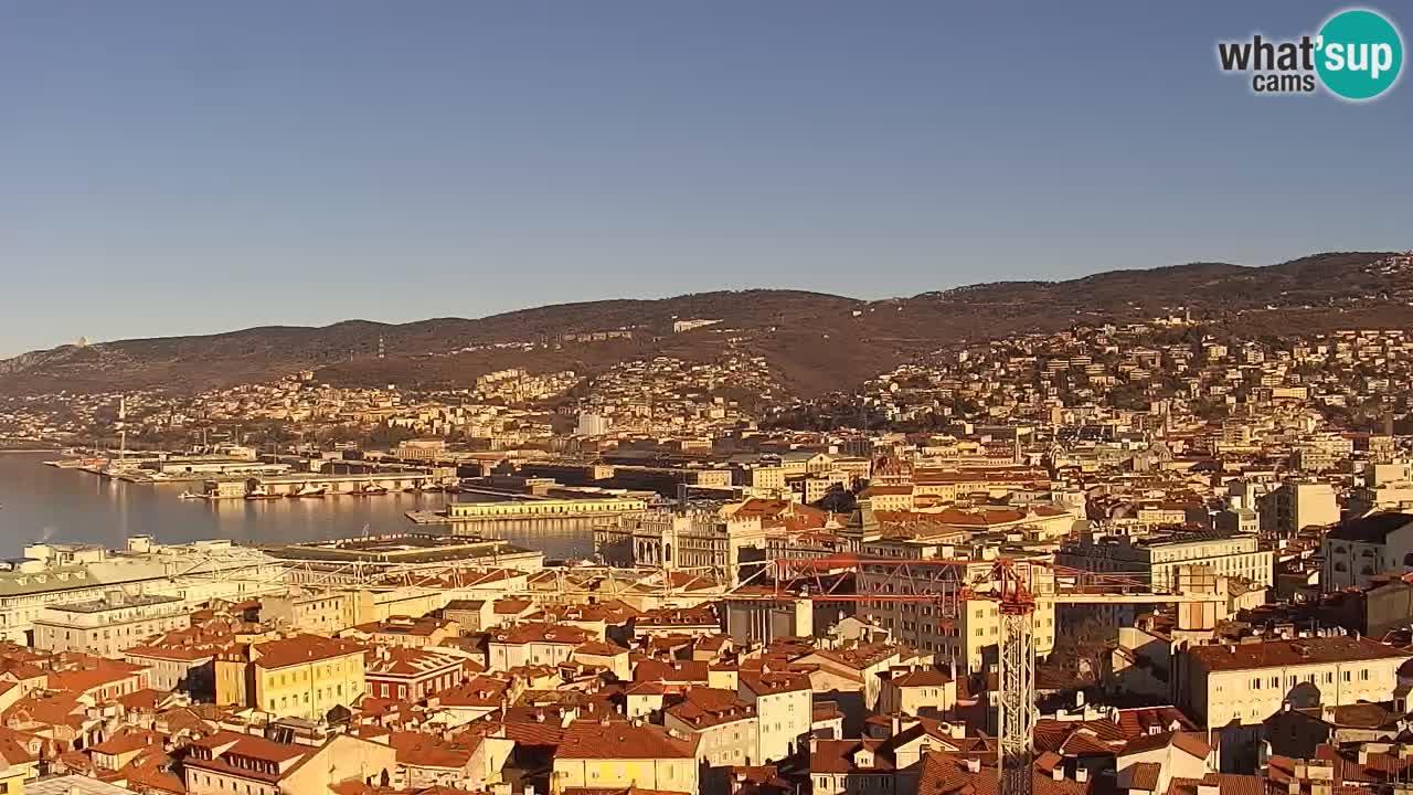 Webcam en direct Trieste, ville, golfe, port et château de Miramare