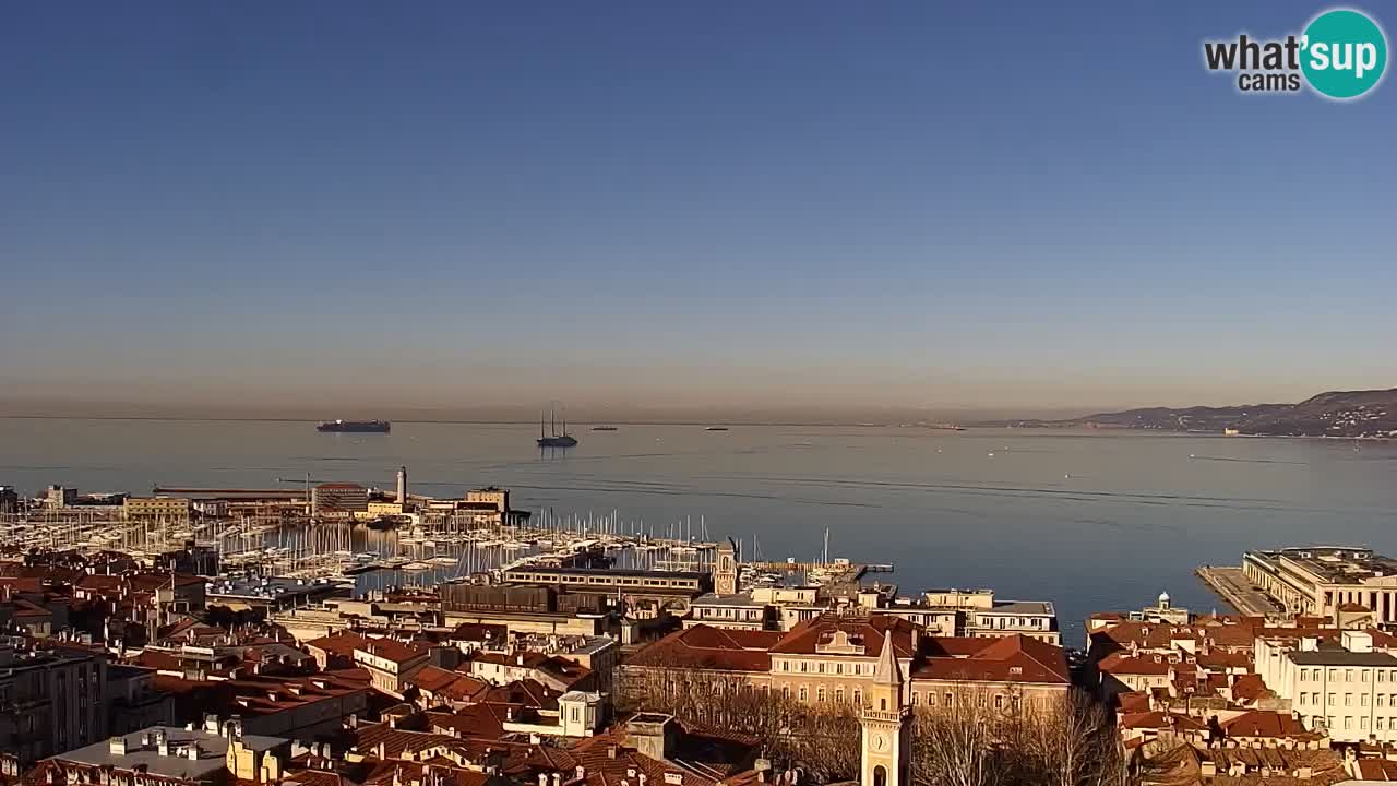 Webcam en direct Trieste, ville, golfe, port et château de Miramare