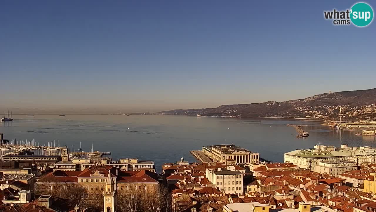 Webcam en direct Trieste, ville, golfe, port et château de Miramare