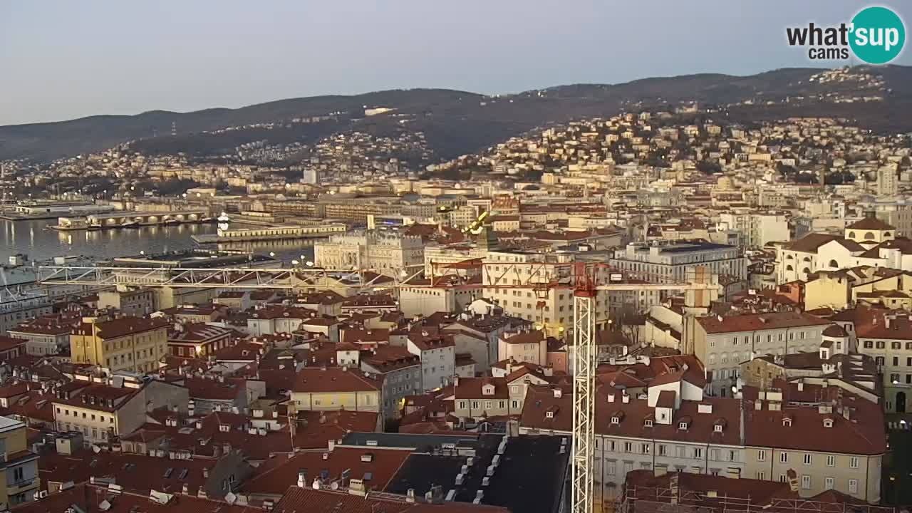 Spletna kamera v živo Trst – Panorama mesta, zaliva, pomorske postaje in gradu Miramar