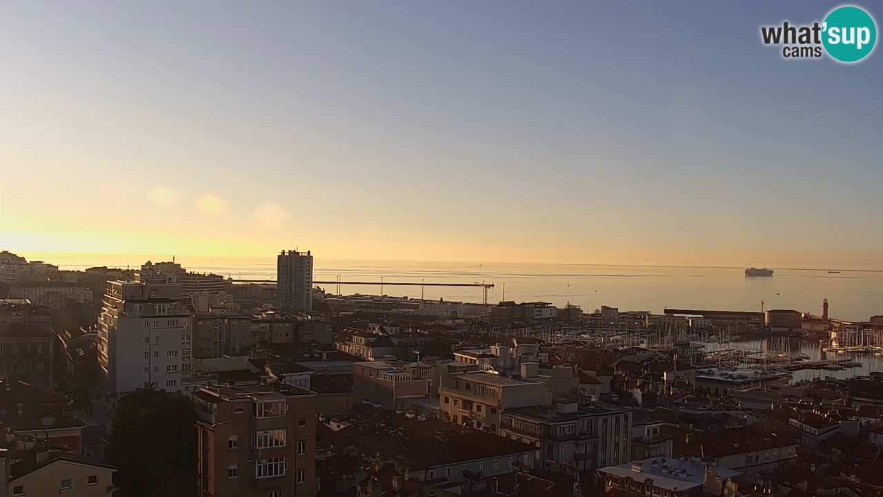 Webcam en direct Trieste, ville, golfe, port et château de Miramare