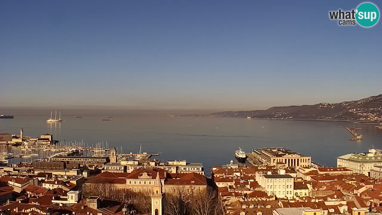 Webcam en direct Trieste, ville, golfe, port et château de Miramare