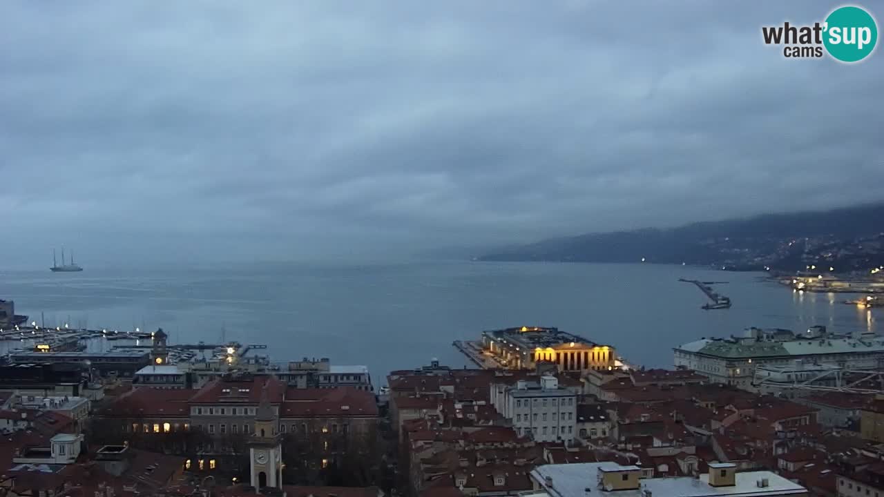 Webcam en direct Trieste, ville, golfe, port et château de Miramare