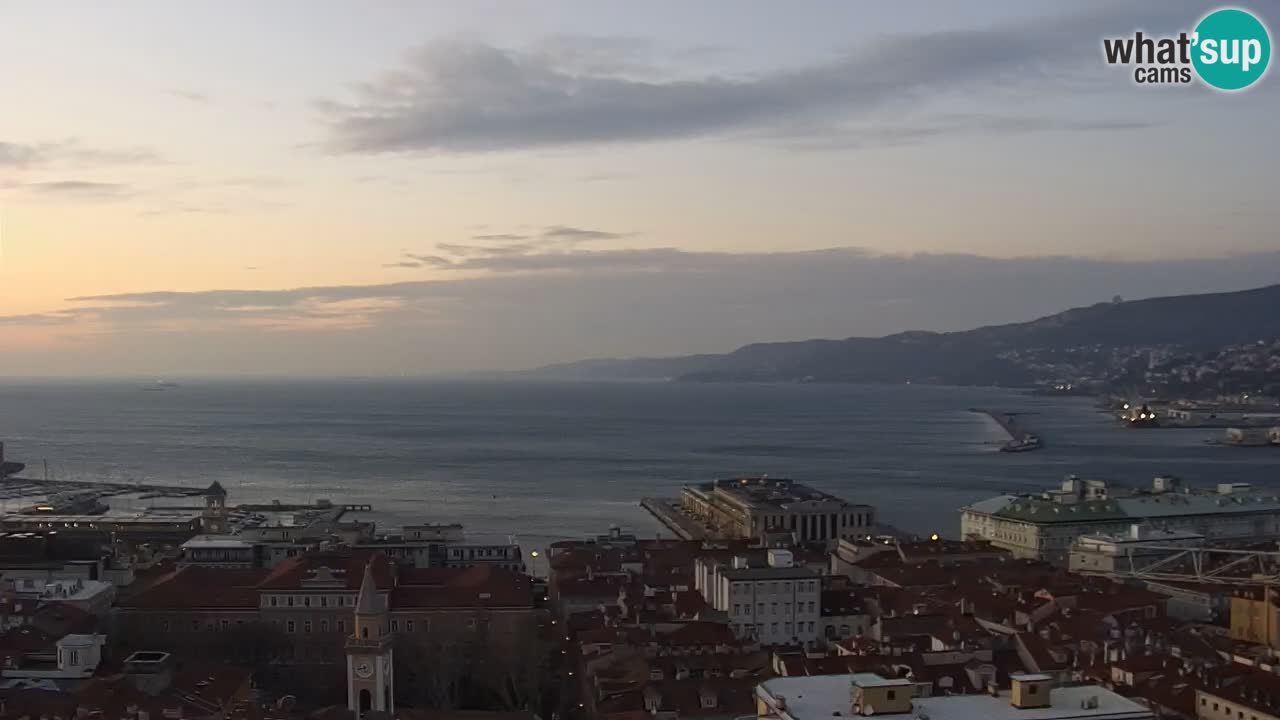 Webcam en direct Trieste, ville, golfe, port et château de Miramare