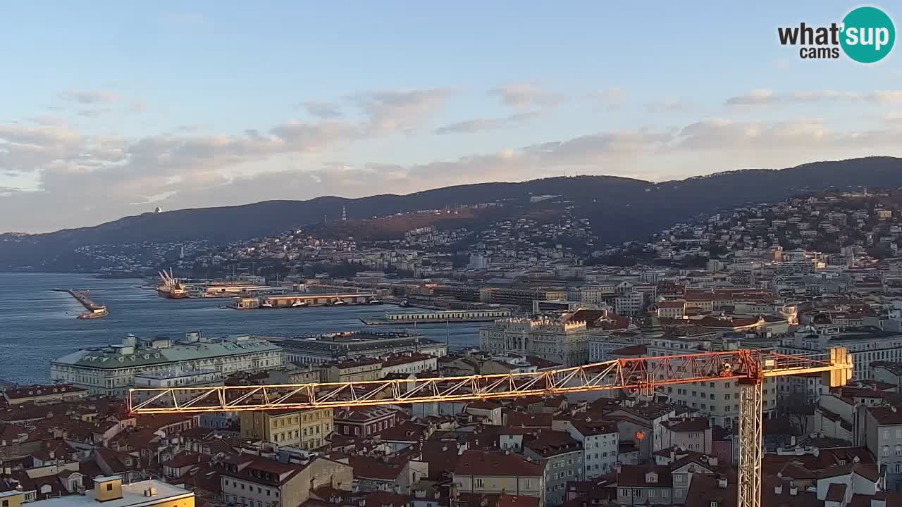 Spletna kamera v živo Trst – Panorama mesta, zaliva, pomorske postaje in gradu Miramar