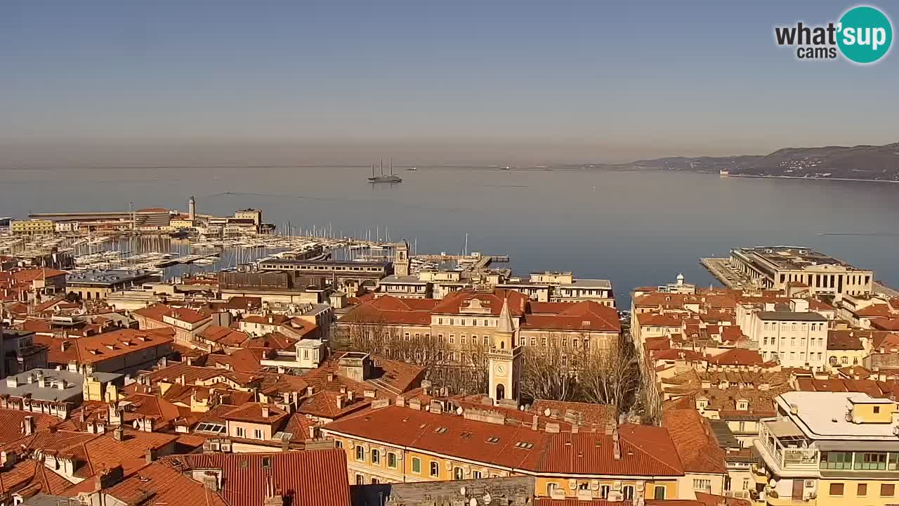 Webcam en direct Trieste, ville, golfe, port et château de Miramare