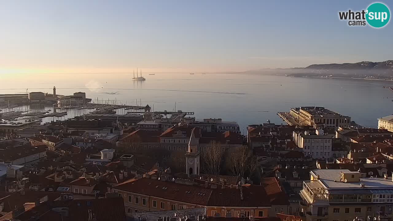 Webcam en direct Trieste, ville, golfe, port et château de Miramare