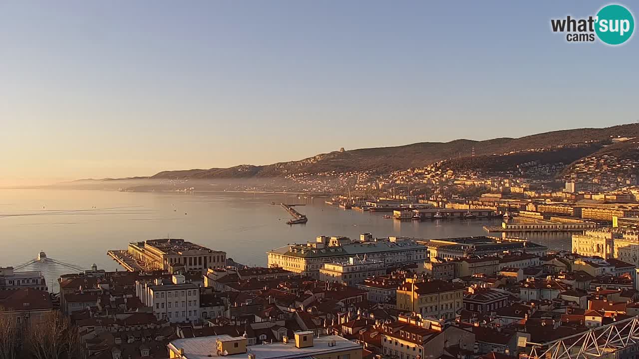 Webcam en direct Trieste, ville, golfe, port et château de Miramare