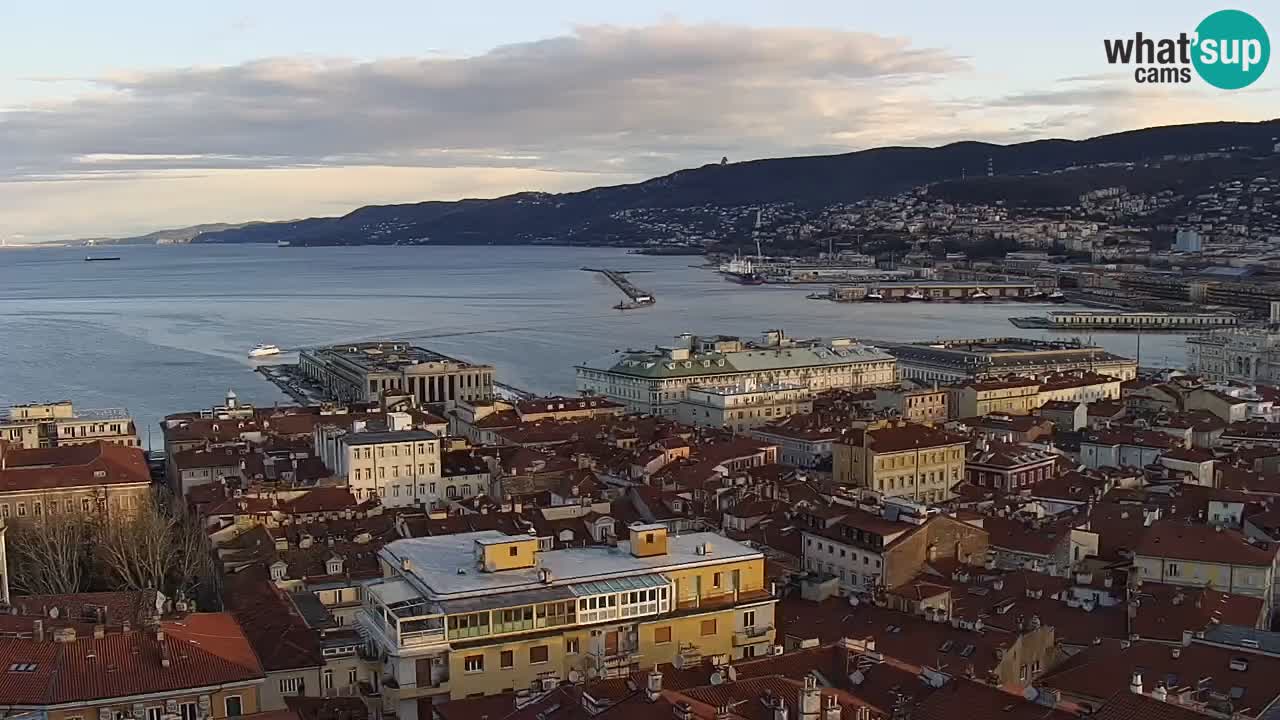 Webcam en direct Trieste, ville, golfe, port et château de Miramare