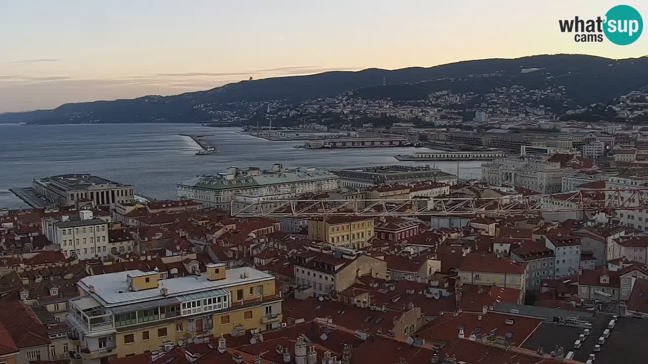 Web kamera Trst uživo – Panorama grada, zaljeva, pomorske postaje i dvorca Miramare